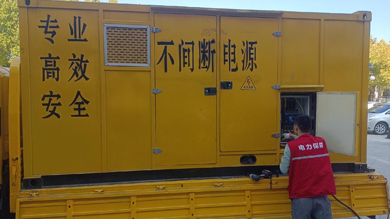 策勒柴油发电机组和UPS电源配合使用时，如何避免切换过程中的电力中断？